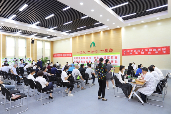 黨建引領(lǐng)聚合力，結(jié)對共建促發(fā)展  為民服務(wù)辦實事，惠民義診暖民心——山東中醫(yī)藥大學(xué)附屬醫(yī)院門診管理服務(wù)黨支部和管理公司機(jī)關(guān)黨支部舉行黨建共建協(xié)議簽約儀式